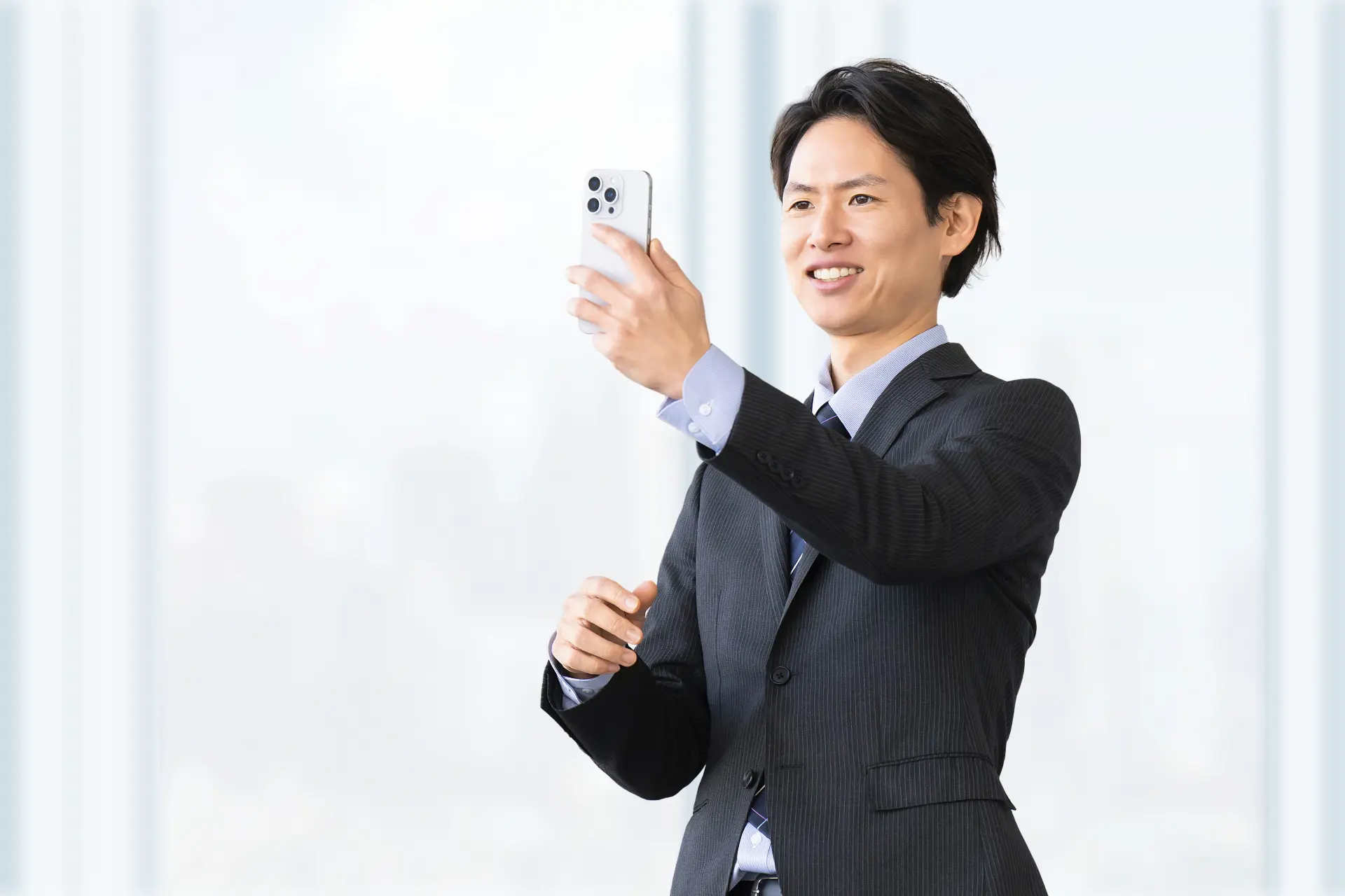 室内をスマートフォンで撮影している様子