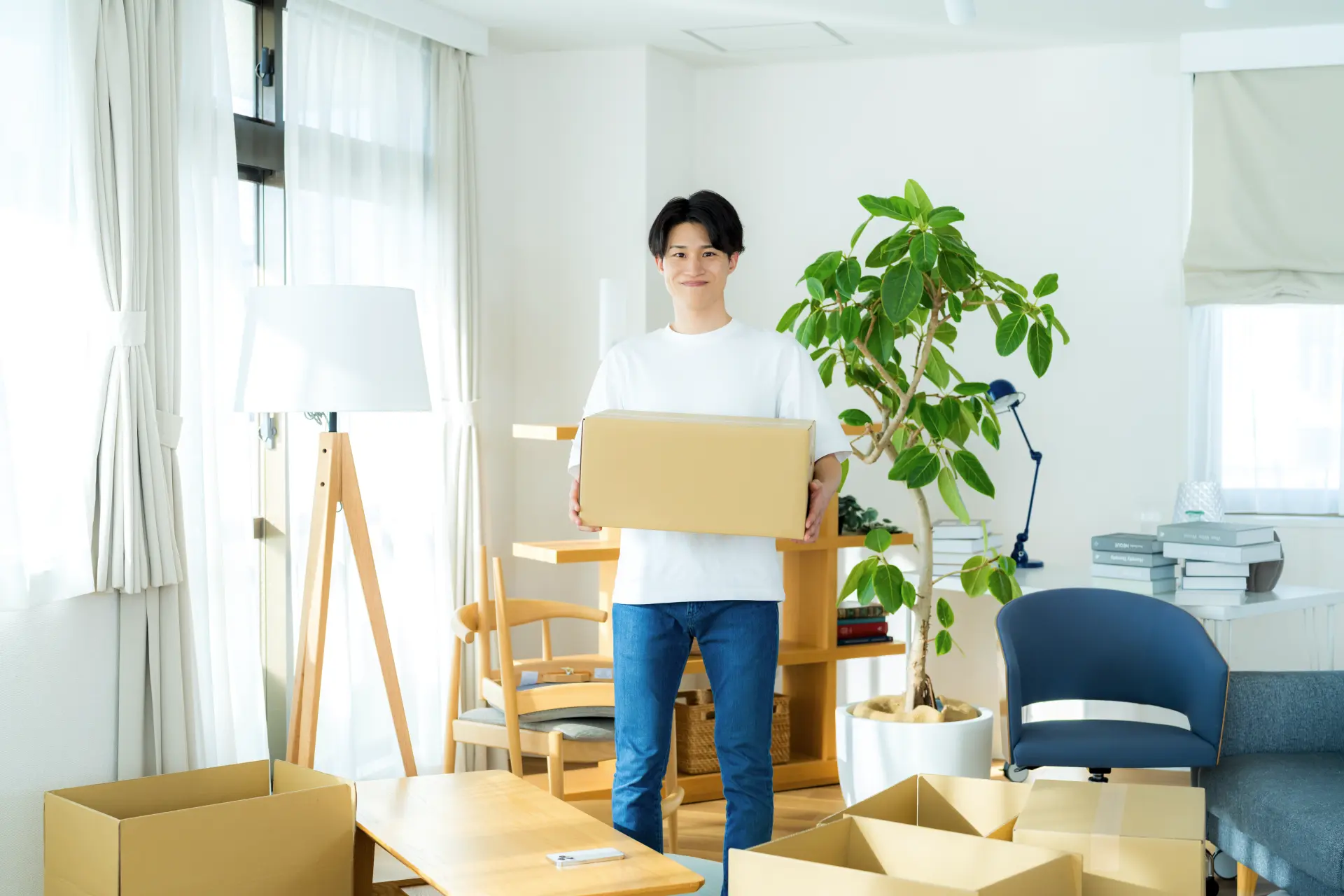 引っ越し直後の明るい部屋